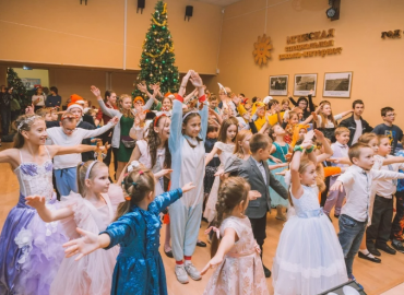 Волонтеры провели Новогодний праздник в интернате для детей с нарушениями зрения в Ленинградской области